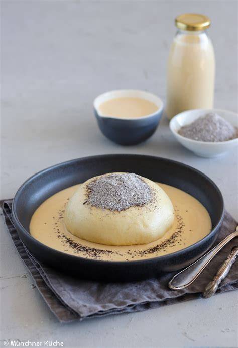 Germknödel mit Vanillesauce und Mohnbutter serviert