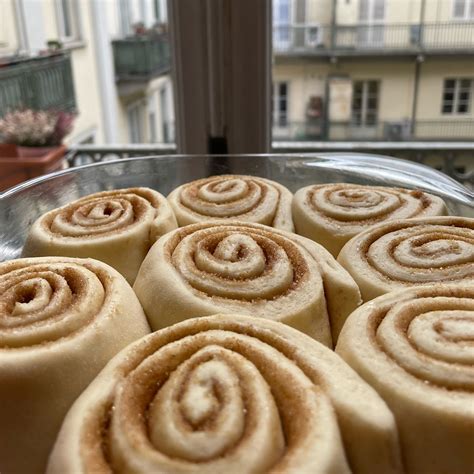 Gerollte Kataifi-Rollen in Auflaufform vor dem Backen