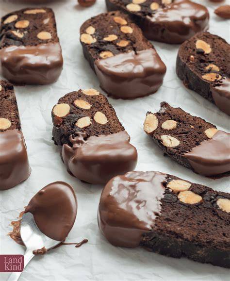 Gerollte Schokokekse mit Schokoüberzug und Mandeln