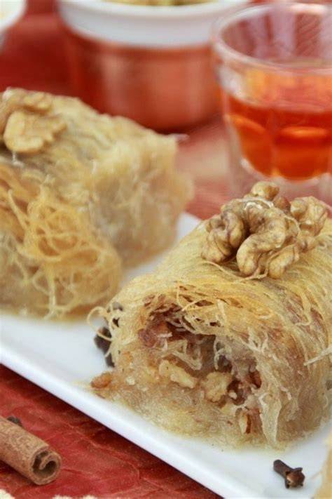 Gerolltes Kataifi mit Walnussfüllung und Sirup