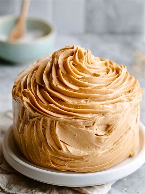 Gesalzene Karamell Buttercreme in Schale, Löffel und Glas