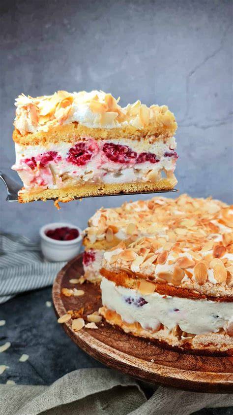 Geschenk-Kuchen mit Ruby-Schleife, Beerenkern und Ü-Ei-Deko