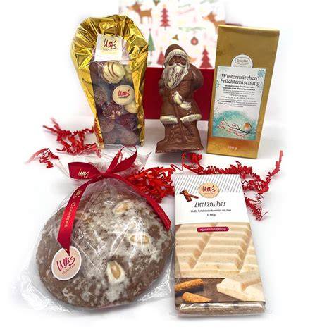 Geschenkbox mit Elisenlebkuchen und winterlicher Dekoration