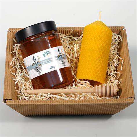 Geschenkbox mit Honiglöffel, Honiggläsern und Bienenwachskerze