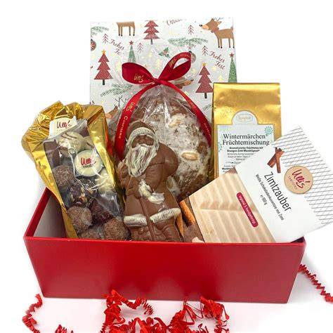 Geschenkbox mit Kuscheltier und Schokolade