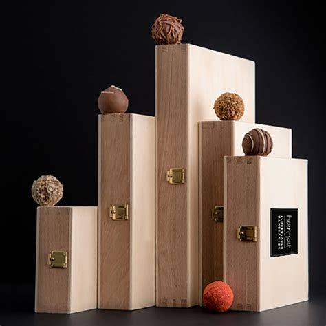 Geschenkboxen und Holzkassetten mit Pralinen in verschiedenen Größen