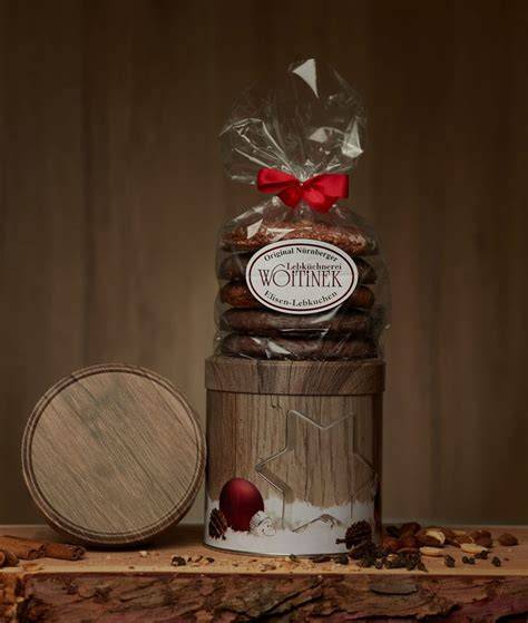 Geschenkdose mit bunten veganen Lebkuchen-Plätzchen