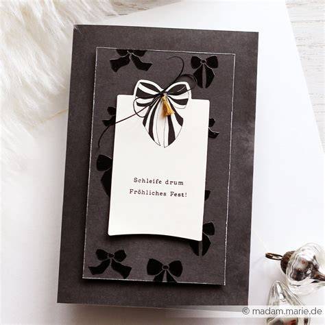 Geschenkfläschchen mit Etiketten und Schleifen