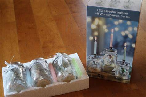 Geschenkgläser mit Honig-Walnüssen dekoriert