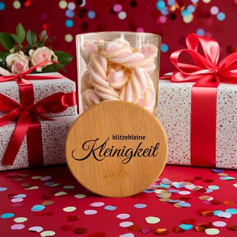 Geschenkgläser mit Rum-Pflaumen und Etiketten