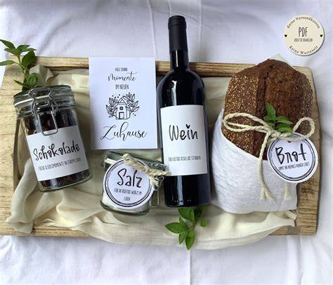Geschenkgläser mit Keksrollen und Etiketten