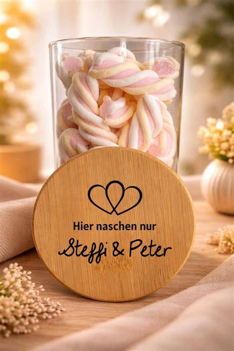 Geschenkglaeser mit Marmelade und Dekoration