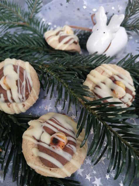 Geschenkidee: Doppeldecker-Eierlikörkekse in Tütchen, Cookies auf dem Plätzchenteller