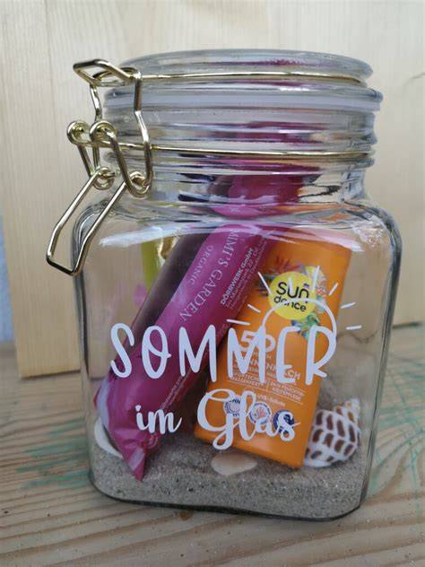 Geschenkidee: Kirsch-Orangen-Marmelade im dekorierten Glas