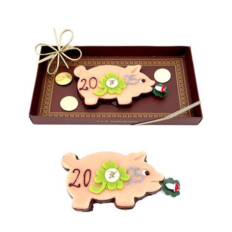 Geschenkidee: Marzipanschweinchen in Pralinenförmchen verpackt