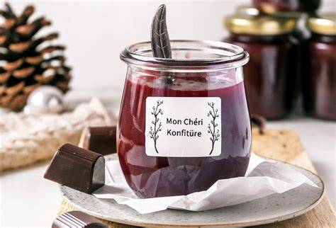 Geschenkidee: Mon Chérie Marmelade im Glas mit rotem Geschenkband und Etikett