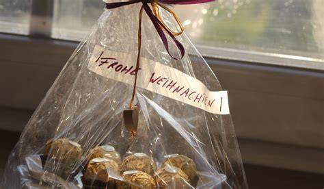Geschenkidee: Nougat-Schnitten in Zellophan verpackt mit Weihnachtsband