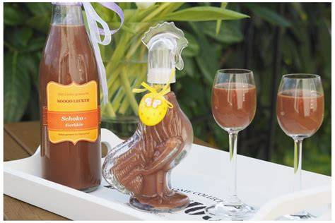 Geschenkidee: Schoko-Eierlikör in kleinen Flaschen und essbaren Bechern