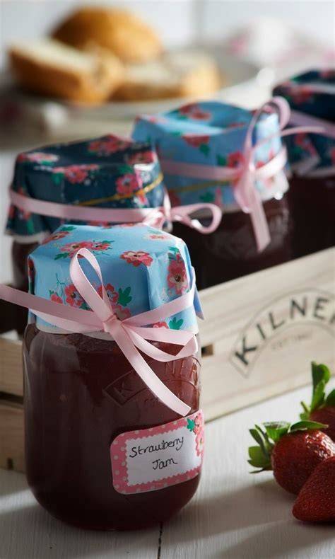 Geschenkidee: Selbstgemachte Marmelade in schönen Gläsern dekoriert