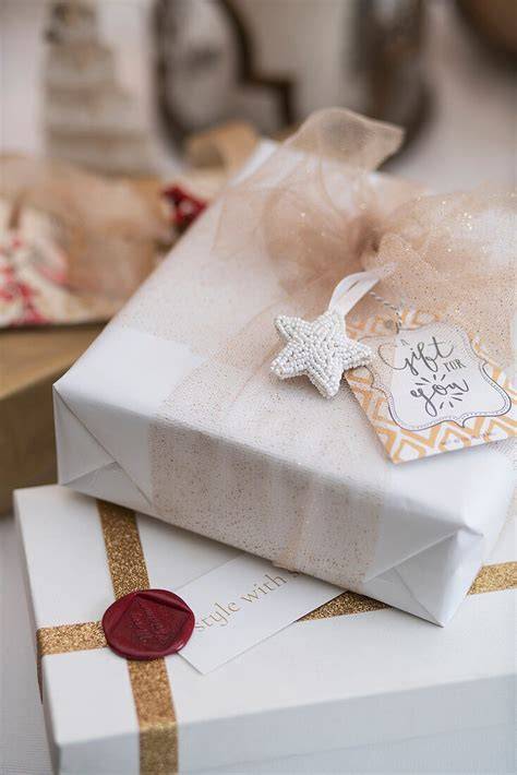 Geschenkidee: Verpackte Schoko-Lollis mit Etiketten und Schleifen