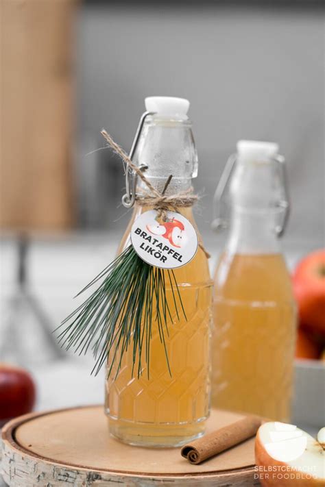 Geschenkidee: Weihnachtlich dekorierte Bratapfel-Amaretto-Marmelade mit Etiketten