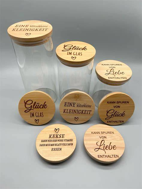 Geschenkidee: beschriftete Gläser Birnen-Karamell-Marmelade mit Geschenkanhängern
