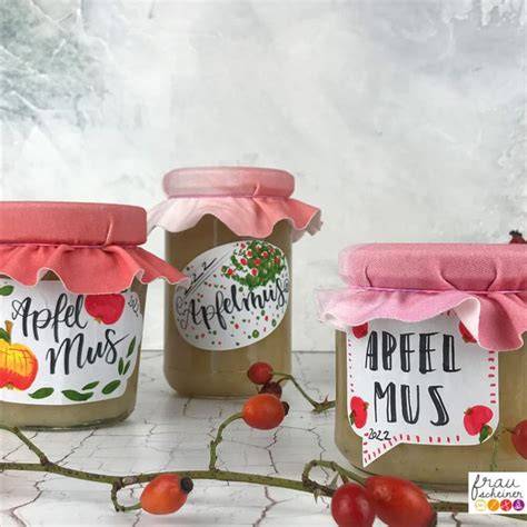 Geschenkidee: beschriftete Marmeladengläser mit Etiketten und Stoffhauben