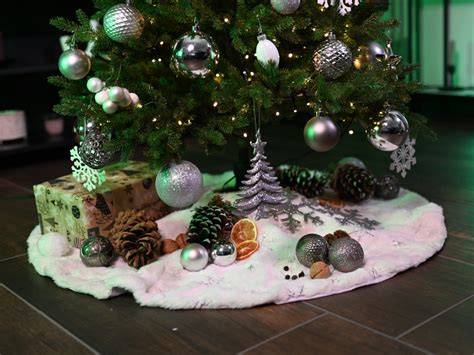 Geschenkidee: dekorierte Likörflaschen mit Anhängern unter dem Weihnachtsbaum