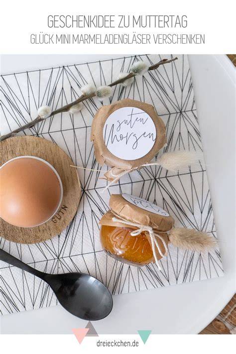 Geschenkidee: festlich dekorierte Marmeladengläser