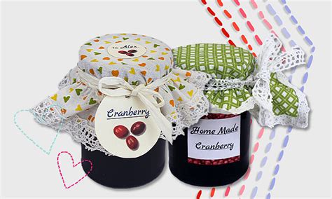 Geschenkidee: hübsch dekorierte Marmeladengläser mit Etikett und Stoffhaube