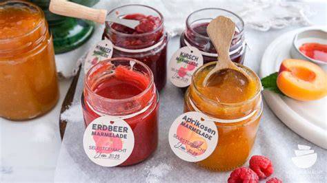 Geschenkideen: Eingemachte Marmelade mit Stoff-Häubchen und Etikett