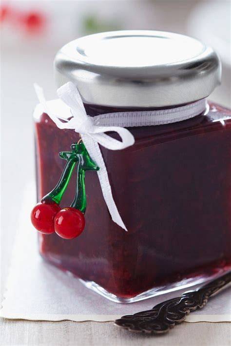 Geschenkideen: Kirschmarmelade im Glas mit Weihnachtsdekoration