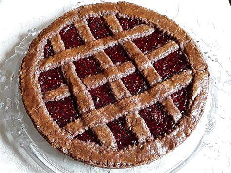 Geschenkideen: Linzer Torte mit Saisonmotiven, Etikett und Aufbewahrungshinweisen