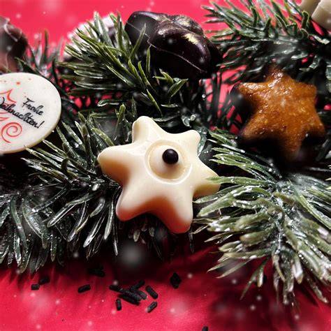 Geschenkideen: Marzipan-Schneeflocken und Pralinen in kleinen Boxen