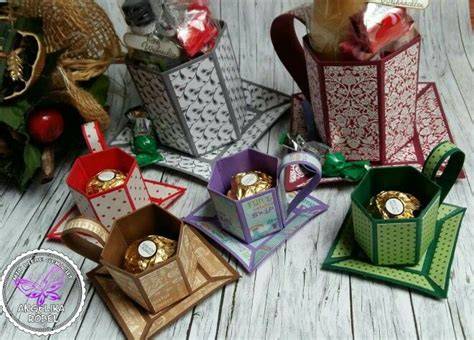 Geschenkideen: Mini-Pralinen in farbigen Schachteln