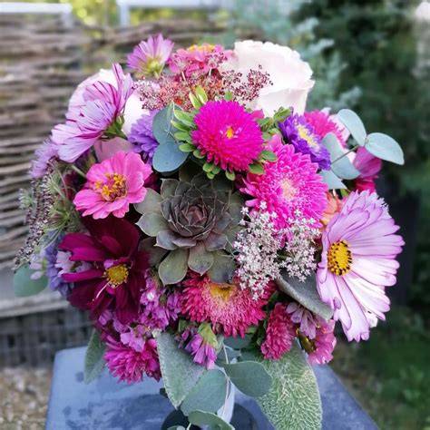 Geschenkideen neben Blumen