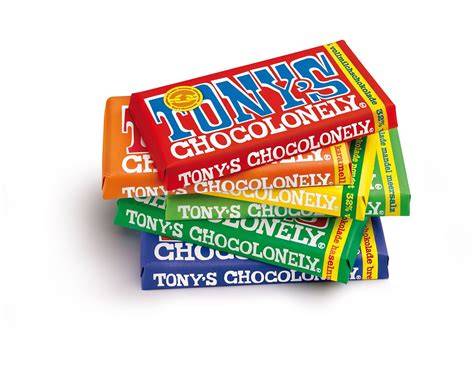 Geschenkkorb mit Tony's Chocolonely und Winterdekoration