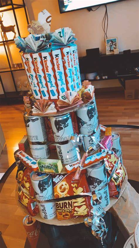 Geschenktorte aus Geschenkboxen und Kinderriegeln