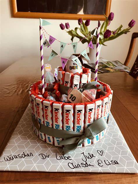 Geschenktorte aus Süßigkeiten und dekorativen Accessoires