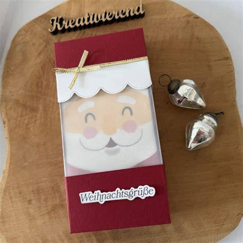 Geschenkverpackte Dattelpralinen als weihnachtliches Mitbringsel
