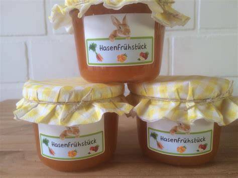 Geschenkverpackte Hasenfrühstück Marmelade mit Etiketten