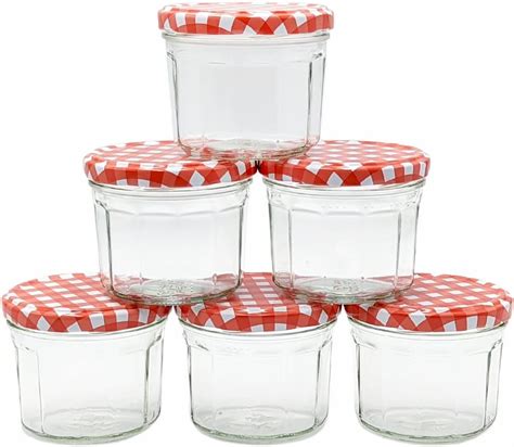 Geschenkverpackte Marmeladengläser mit Weihnachtsmotiv