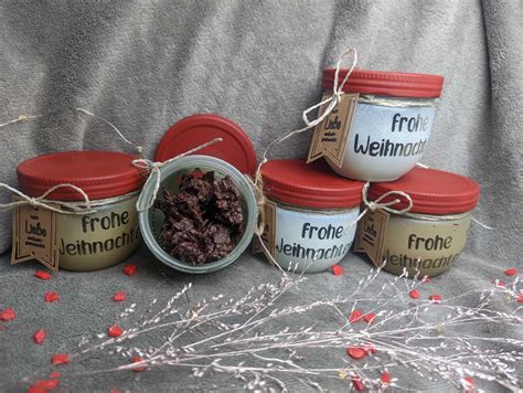 Geschenkverpackte Schoko-Crossies im Glas