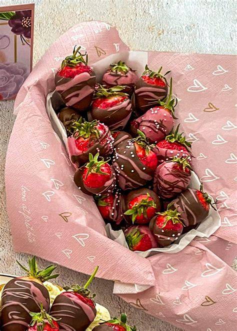 Geschenkverpackte Schoko-Erdbeeren