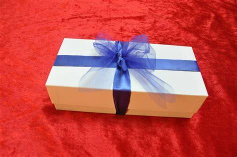 Geschenkverpackung: Schneebälle mit Schleife & Deko verziert