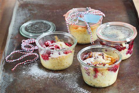 Geschenkverpackung mit Kuchen im Glas