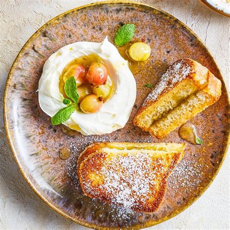 Geschichtete Käsetorte mit Toast und Cremeschichten