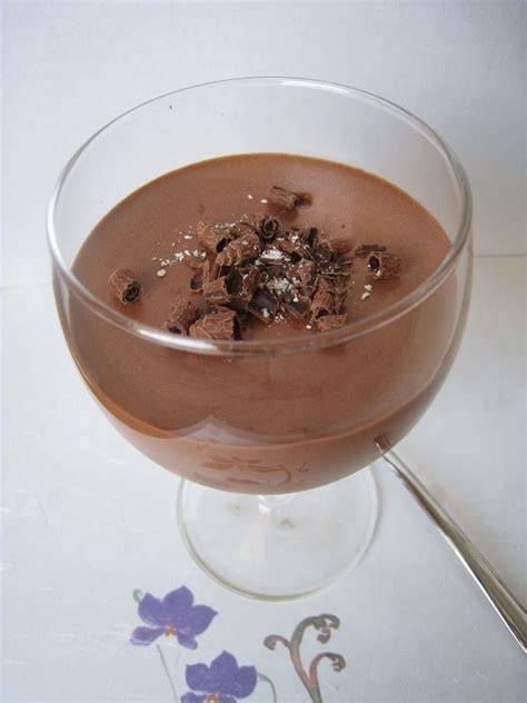 Geschichtete Schoko-Nuss-Mousse im Glas