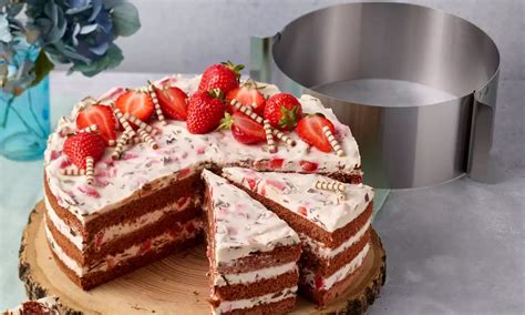 Geschichtete Torte im Tortenring, Creme wird eingestrichen