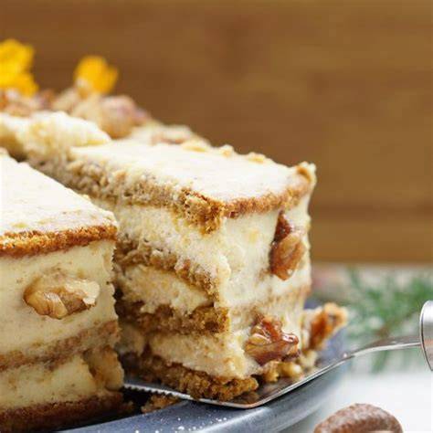 Geschichtete Torte mit Birnencreme und karamellisierten Walnüssen